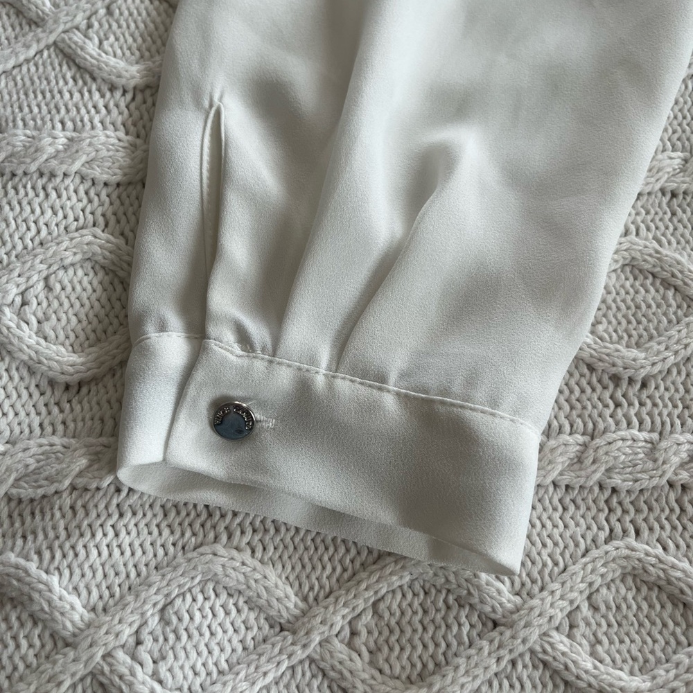 Vince Camuto Elegant White V-Neck Flowy Blouse Women’s Size Small Oversized - Picture 12 of 14